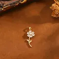 Nahaufnahme eines vergoldeten Sonnenblumen-Anhängers mit funkelndem Zirkonia-Mikropflaster - Weiße Strass Blume (T069) / Gold