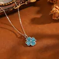 Detailaufnahme einer silbernen Kleeblatt-Halskette mit blauen Katzenaugen-Steinen. - T063 Silberblaue Vierblättrige Kleeblatt-halskette