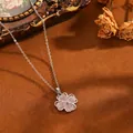 Detailansicht eines rosa Kleeblatt-Anhängers an einer silbernen Kette mit Vintage-Deko. - T063 Silberpuder-halskette Mit Vierblättrigem Kleeblatt