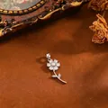 Detailansicht eines Sonnenblumen-Anhängers mit Zirkonia-Besatz und Silber-Finish. - Weiße Strass Blume (T069) / Silber