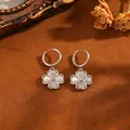Elegante silberne Edelstahl-Creolen mit vierblättrigen Kleeblatt-Anhängern aus Katzenaugensteinen - T063 Silberne Ohrringe Mit Vierblättrigem Kleeblatt