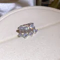 Nahaufnahme der funkelnden Zirkon Quasten Ohrklemme mit eleganten Steinen - Einzelner Ohrclip (HE34002) / Silber