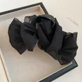 Detalle de pinza de pelo negra con volantes e hilos plateados para un peinado elegante y chic - Estilo Negro (No. 5)