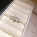 Detail van een zilveren ring met groene edelsteen en zirkoon in een juwelendoos - Kattenoog & Zirconia Blad Open Ring (37#) / Zilver/Groen