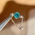 Gedetailleerde macro-opname van een vintage kettingring met blauwe edelsteen - Fijne Kettingstijl met Vierkante Edelsteen (K1203) / Zilver - Paraiba Kleur