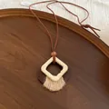 Collana etnica vintage con ciondolo geometrico in legno e dettagli in corda intrecciata - Stile Geometrico Rombo con Nappina (9#) / Marrone
