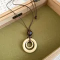 Ethnische Vintage-Halskette mit braunem Harzanhänger und beigen Harz-Doppelringen - Halskette Stil 34