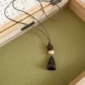 Retro-Halskette im ethnischen Stil mit braunem Harzanhänger und dekorativen Holzkugeln - Halskette Stil 36