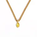 Dettaglio di una collana in acciaio dorato con ciondolo in zircone giallo marquise - Giallo