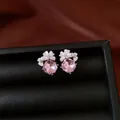 Detailansicht der rosa Kristall-Blumenohrstecker in einer schwarzen Schatulle - Blumen Polyedrischer Kristall-Stil (66#) / Silberrosa