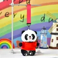 Niedlicher Panda-Plüsch-Schlüsselanhänger mit rotem Hemd auf farbenfrohem Hintergrund - Rot