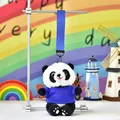 Niedlicher Panda-Plüsch-Schlüsselanhänger mit blauem T-Shirt an einem silbernen Ständer - Blau