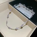 Close-up van een elegante marquise-ketting in een geschenkdoosje - Ketting / Zilver-Wit