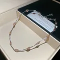 Detailweergave van niche-design ketting met champagne ovale stenen in een geschenkdoos - Ketting / Zilver-Koffie