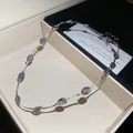 Detail van het zilveren mesh-ontwerp van de trendy choker halsketting - Ketting / Zilver-Paars