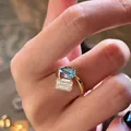 Elegantes Santa Maria Aquamarin-Ring mit Smaragdschliff-Diamant in Nahaufnahme - Gold