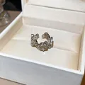 Gedetailleerde close-up van een zilveren open ring met transparante hars in een sieradendoosje - Holle Textuur Ronde Steen Stijl (79#) / Zilver