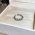 Macro-opname van zilverkleurige open ring met transparante harsstenen in doos - Holle Ronde Heldere Steen Stijl (78#) / Zilver