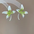 Vista dettagliata degli orecchini a lobo a forma di iris con smalto verde e bianco. - Forma a iris / Verde