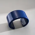 Detailansicht eines glänzenden dunkelblauen Armreifs auf strukturiertem Grund - Glänzender Breiter Armreif-Stil / Dunkelblau