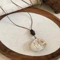 Nahaufnahme einer böhmischen Vintage-Resin-Halskette an einer braunen Lederschnur - Stil 46 Halskette - Rissiges Ovales Design