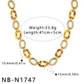 Vue détaillée du collier rétro en résine ambrée et acier inoxydable avec les dimensions - Style Encre Ambrée Géométrique (NB-N1747) / Or 18 carats / Or