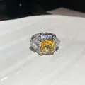 Detailopname van luxe ring met gele zirkonia en fonkelende micro-pave kristallen. - Kussengeslepen Gele Edelsteen Halo Stijl / Zilver-Geel