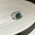 Gedetailleerd zicht op luxe ring met smaragdgroene zirkonia en micro-pave - Rechthoekige Groene Edelsteen Pavé Stijl / Zilver-Groen
