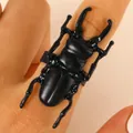 Dettaglio macro di un elegante anello aperto a forma di scarabeo nero su un dito - Anello Aperto Scarabeo (A-891)