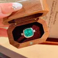 Elegant silver ring with a large cushion-cut emerald green stone in a wooden gift box - Ring / Green