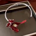 Detailansicht eines roten Vintage-Emaille-Blumen-Chokers mit Strasssteinen. - Silber Rot