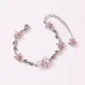 Détail d'un élégant bracelet en argent avec des fleurs en zircon rose et un nœud - Style Horizontal-Or Blanc-Zirconia Rose