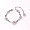 Gros plan détaillé du nœud élégant et des fleurs en zircon sur un bracelet argent - Style Horizontal-Or Blanc-Zirconia Blanche