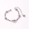 Vue rapprochée d'un bracelet en argent avec des fleurs mauves, des feuilles vertes et un nœud - Style Horizontal-Or Blanc-Zirconia Violette