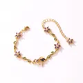 Vue détaillée d'un bracelet doré avec fleurs en zircone violette - Style Horizontal-Or-Zirconia Violette
