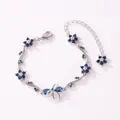 Bracelet élégant argenté avec fleurs en zircon bleu et un nœud central délicat - Style Horizontal-Or Blanc-Zirconia Bleu Royal