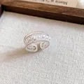 Detail van een Franse vintage meerlaagse ring met parels en fonkelende zirkonia - 44# Meerlagige Gevlochten Ring met Kunstparel / Zilver