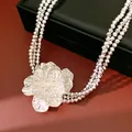 Dettaglio della collana con perle sfaccettate d'argento e ciondolo a fiore - Stile Fiore a Strati 3D / Argento