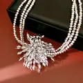 Primo piano di collana a più strati di perline argentate con ciondolo a fiore - Stile a Grappolo di Cristallo / Argento