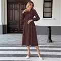 Elegante bruine retro midi-jurk met stippen, strikkraag en lange mouwen voor dames - S / Koffiebruin