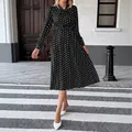 Prachtige elegante vintage zwarte midi-jurk met witte stippen, strikhals en lange mouwen - S / Zwart