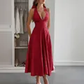 Elegante abito da sera rosso con scollo all'americana, motivo floreale e scollo a V - Rosso