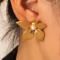 Elegant gold-plated flower stud earring in stainless steel featuring a white pearl center - Gold Five-Petal Flower Artificial Pearl Studs (BJGE0740)
