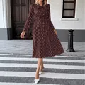 Stijlvolle elegante bruine midi-jurk met stippen, lange mouwen en strikkraag - S / Koffiebruin