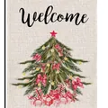 Festliche Weihnachts-Gartenfahne mit Aquarellbaum und Geschenken auf Jute-Textur - MH222-Dekorierter Baum Willkommen