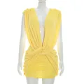 Mini-robe d'été jaune sans manches avec nœud torsadé élégant et design ajusté froncé. - S / Jaune