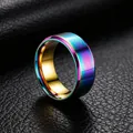 Gedetailleerde close-up van een regenboog titanium stalen ring met geborstelde textuur. - Maat 7 / Eenvoudige Platte Stijl / Kleurrijk