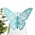 Gros plan d'un papillon évidé bleu clair découpé au laser clipsé sur un verre - Bleu Tiffany