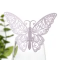 Décoration papillon 3D ajourée lavande élégamment placée sur le bord d'un verre - Violet Clair