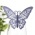Vue détaillée d'une décoration de papillon violet découpé au laser sur le bord d'un verre. - Bleu Saphir
